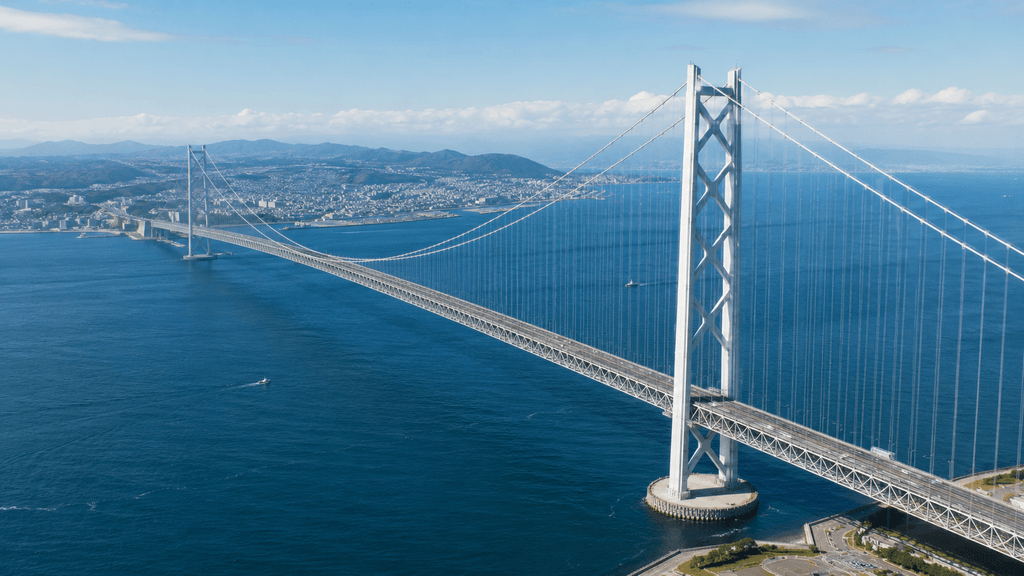 明石海峡大橋を渡る車