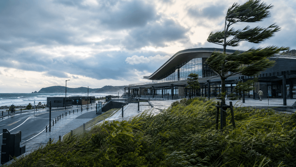 強風の海浜幕張駅前