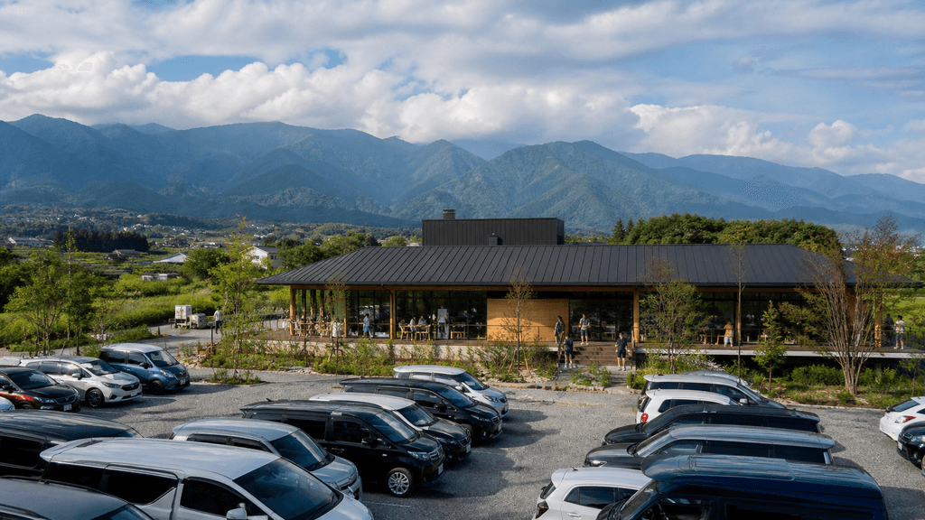 安曇野のオシャレカフェと駐車場の混雑