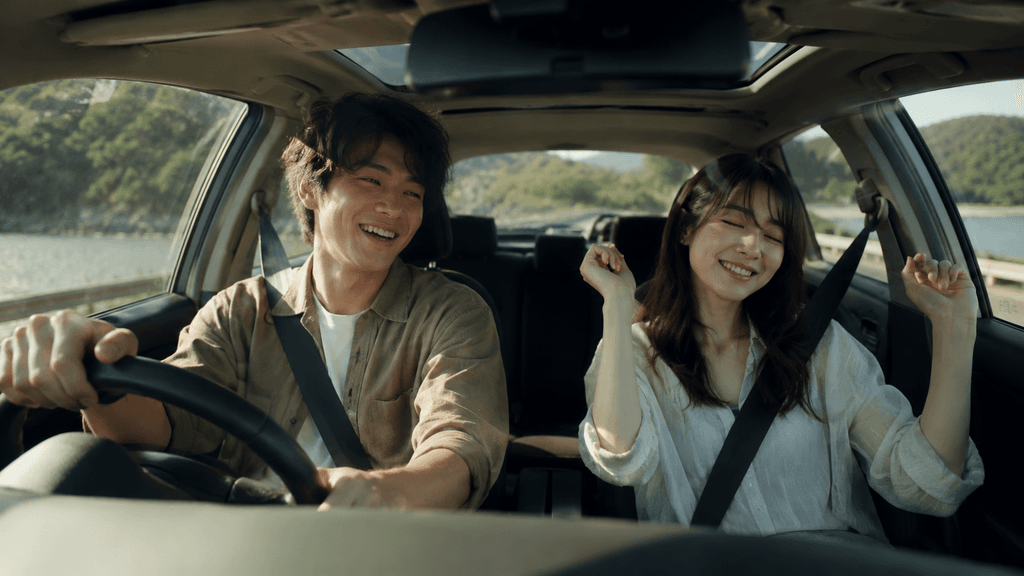 車内で会話を楽しむカップル