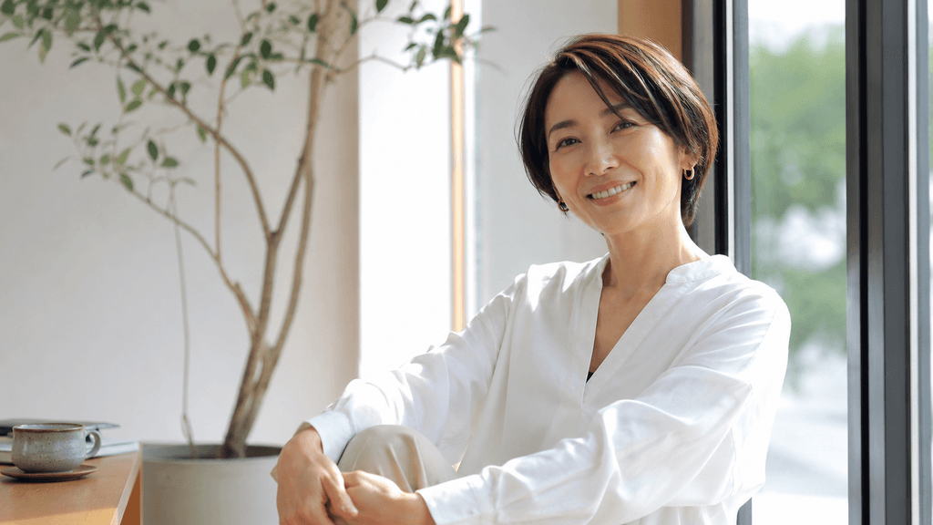 40代の落ち着いた安心感を伝えるための自然体で清潔感のあるプロフィール写真のイメージ