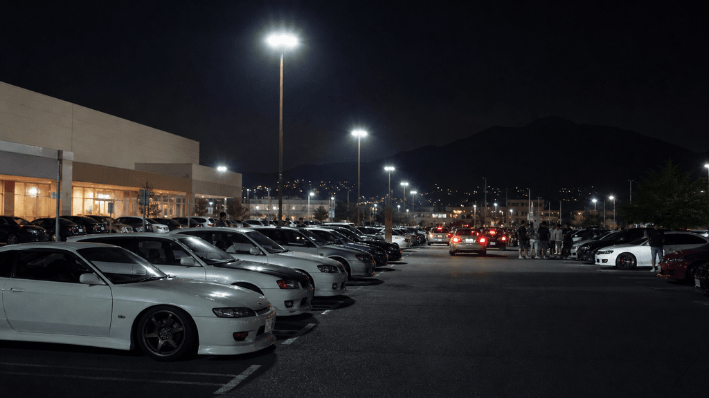 大型ディスカウントストアの夜の駐車場