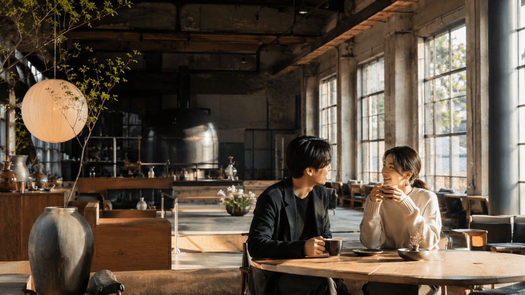 波佐見のおしゃれなリノベーションカフェで過ごすカップル