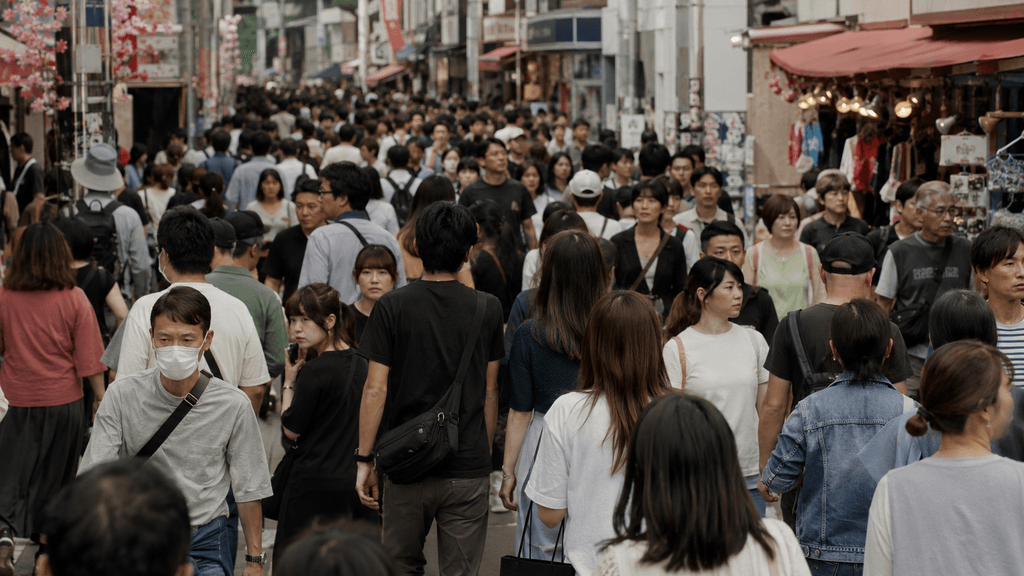人混みで気まずい休日の繁華街