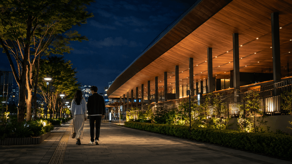 静かで落ち着いた夜の駅周辺のデート