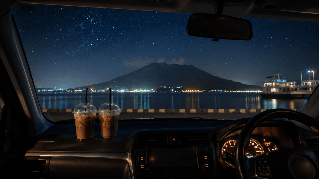 夜のマリンポートかごしまで夜景と桜島のシルエットを眺めながら車内デートを楽しむ男女