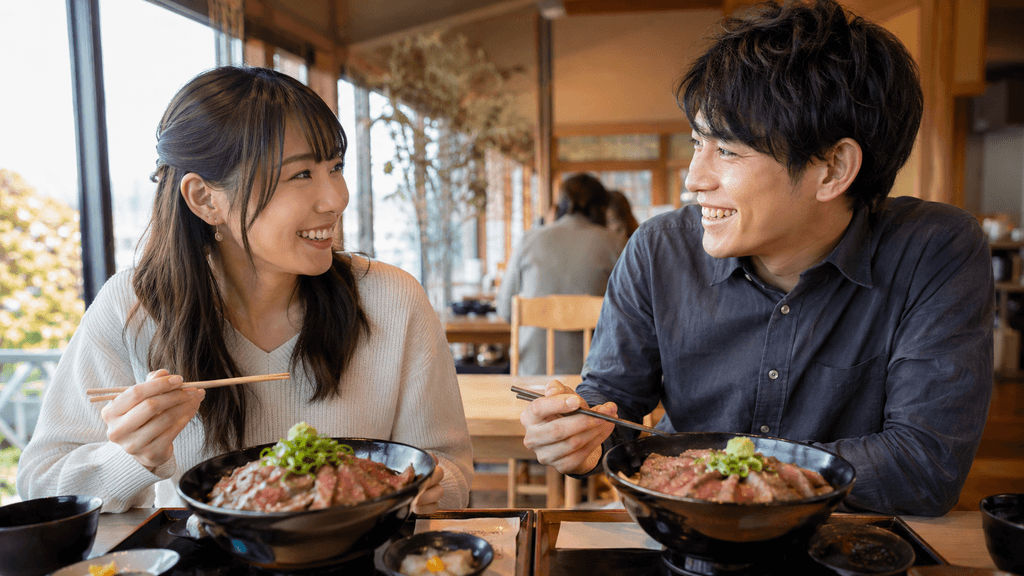あか牛丼を楽しむカジュアルなデート
