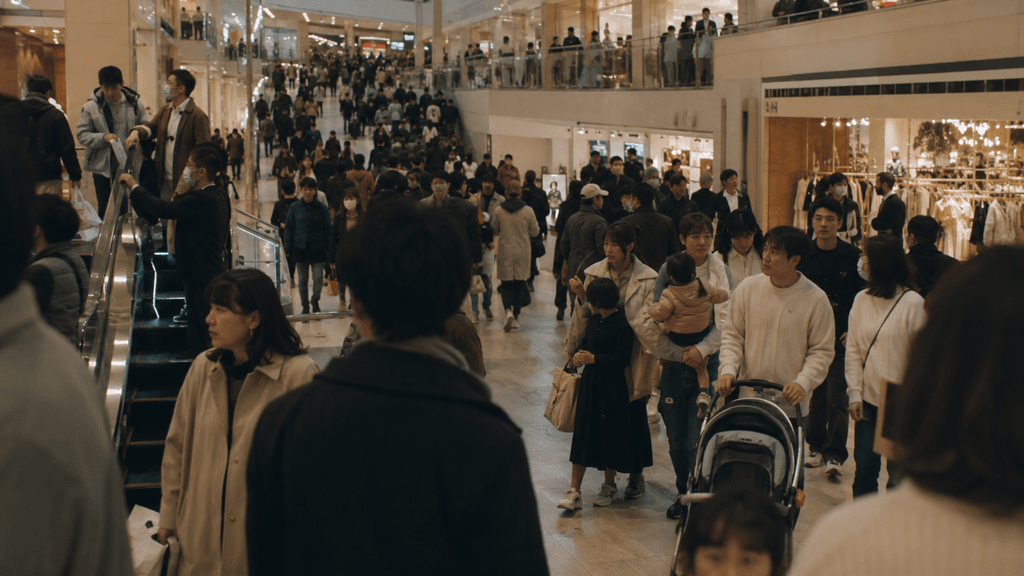 休日の大型モールでの遭遇リスク