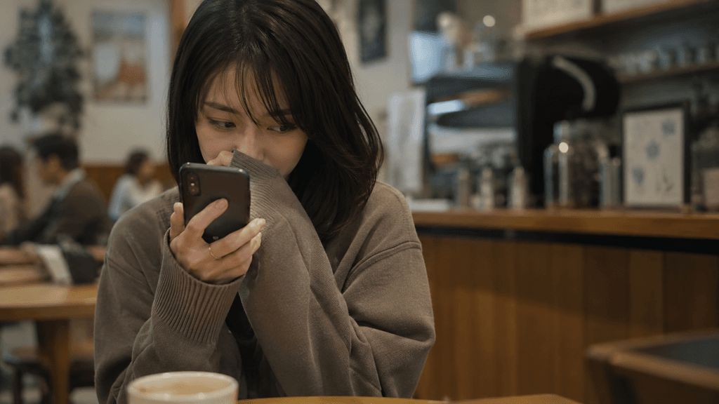 スマホの画面を隠す様子