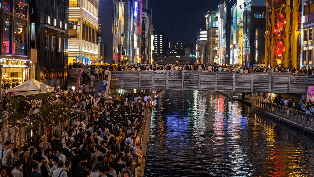 観光客でごった返す休日のひっかけ橋（戎橋）
