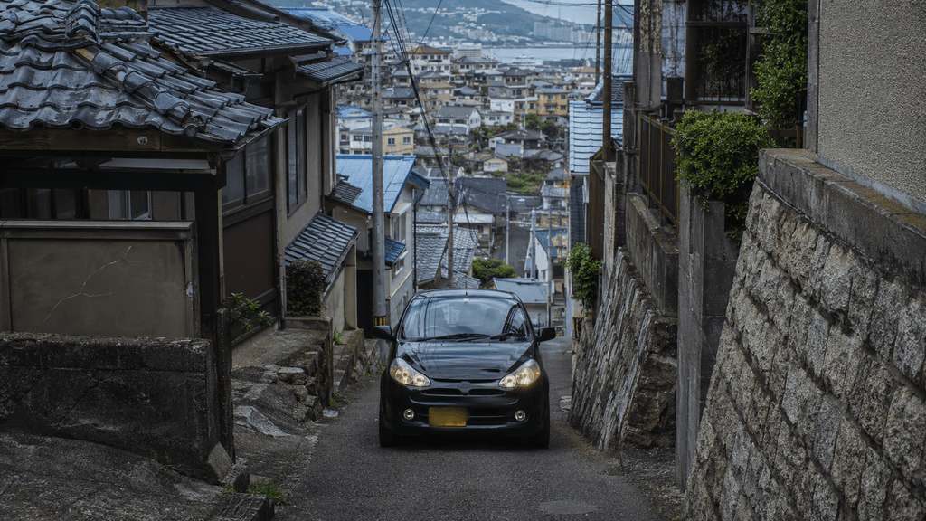 長崎の狭い坂道での車の離合