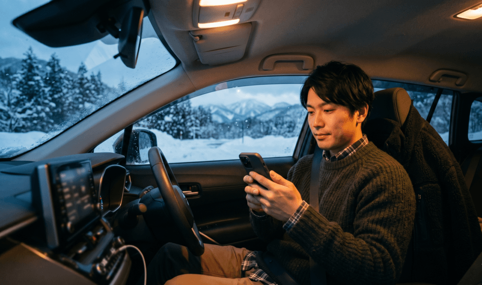車内でスマホを操作する様子