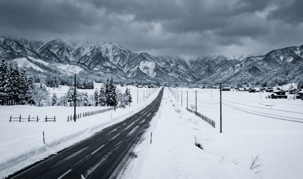 新潟の広大な雪景色と道路