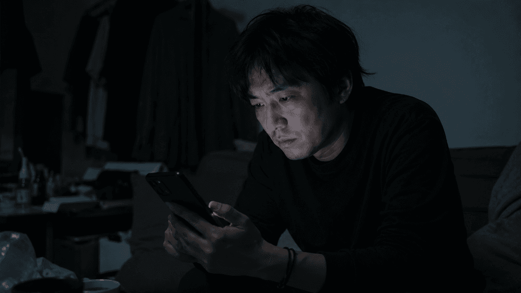 暗い部屋でスマホを見るNGな雰囲気