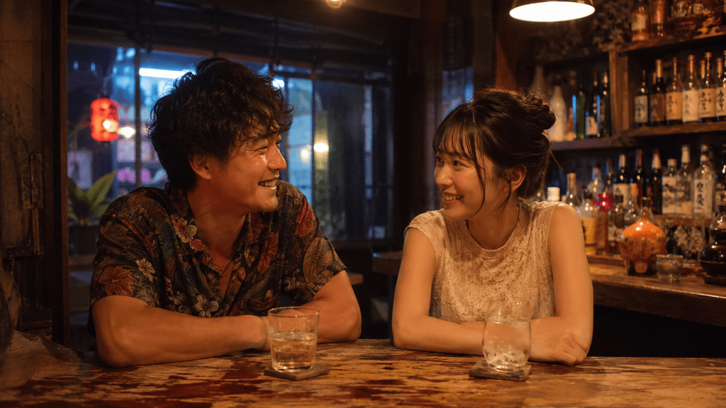 沖縄のレトロな居酒屋のカウンターで文化の壁を越えて楽しく語り合うウチナーンチュとナイチャーの男女