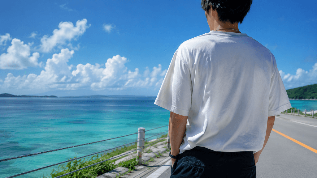 沖縄の海中道路を背景に顔出しなしで清潔感のある服装を写したプロフ写真例
