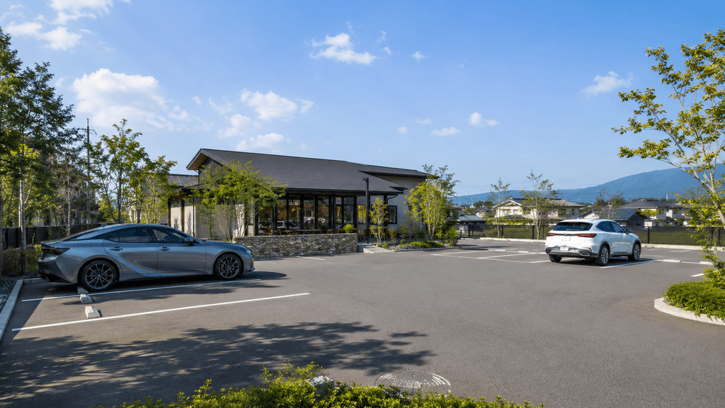 昼間の広いカフェ駐車場での現地集合