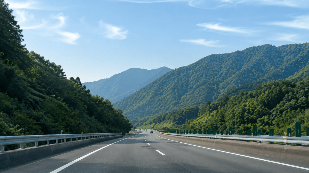 山間部の走りやすい道路イメージ