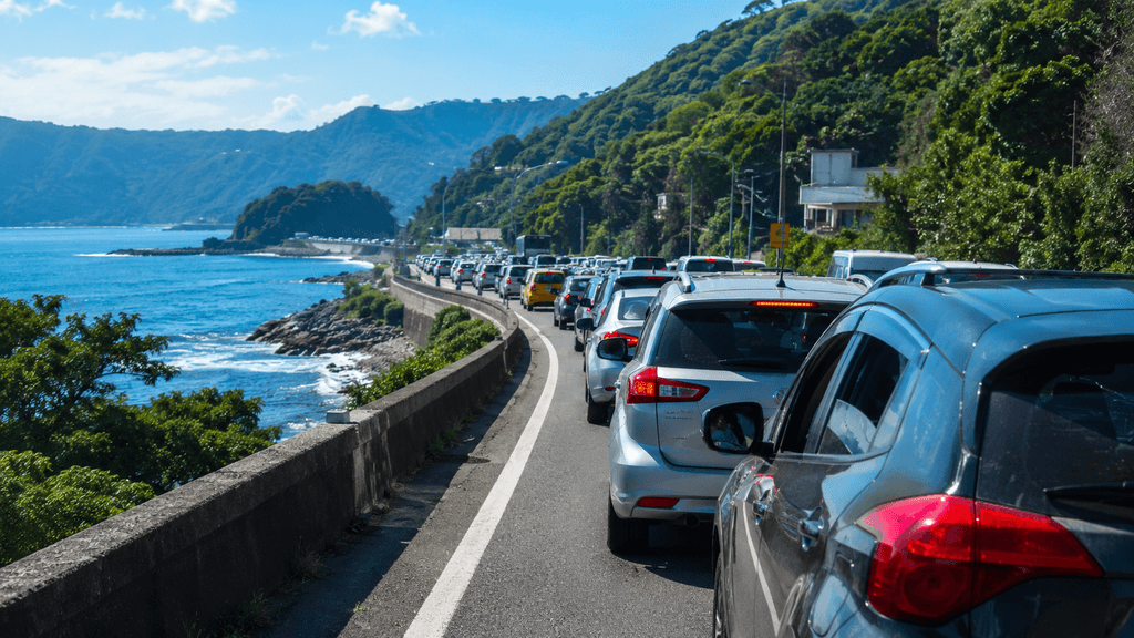 海岸沿いの国道135号の大渋滞イメージ