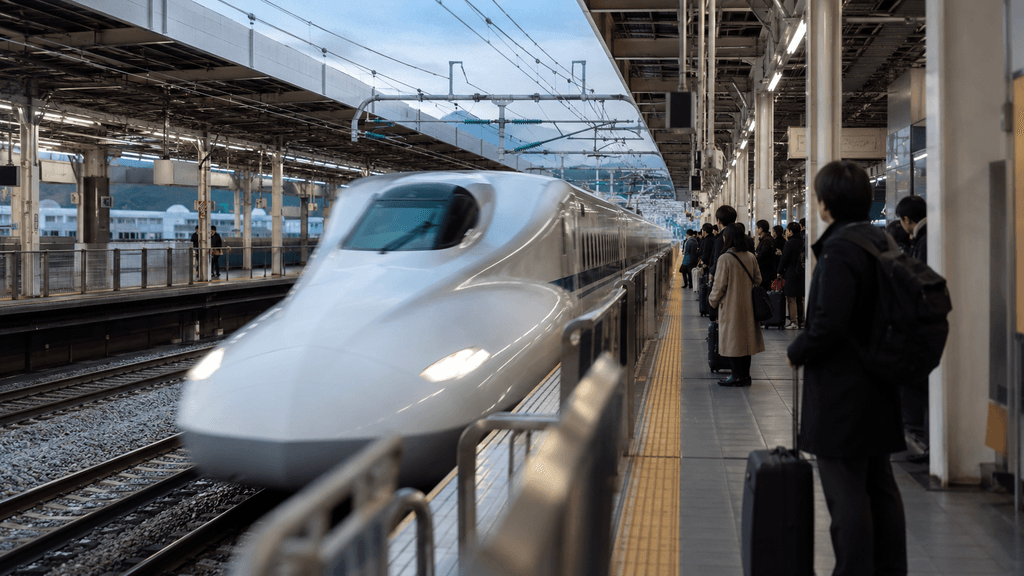 愛知県へ越境する駅のホームイメージ