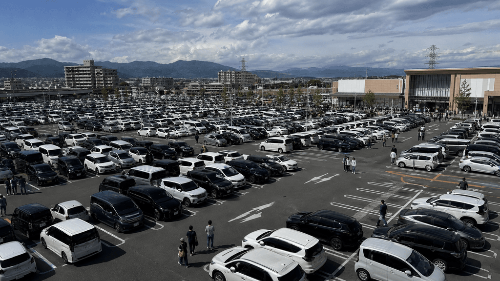 郊外の巨大モール駐車場