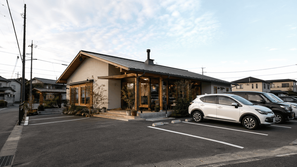 駐車場が広い郊外のカフェ