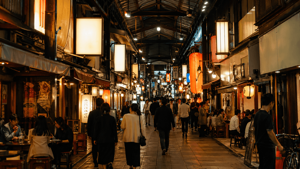 賑わう夜のアーケード街